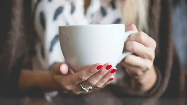 banner-woman-hand-cup-tea